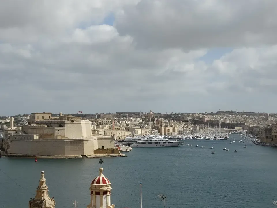 Vista panoramica di Valletta e della città costiera di Malta dal mare.