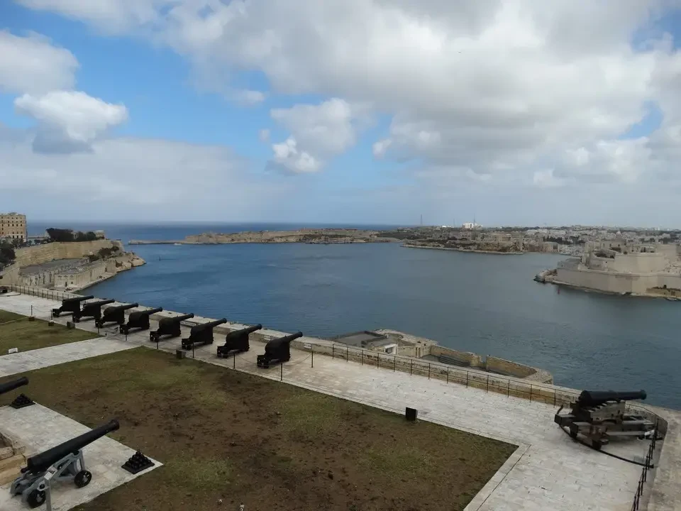 Vista panoramica di Valletta con la batteria saluta.