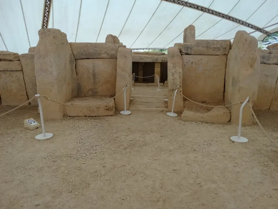Resti di una struttura antica in un sito archeologico maltese.
