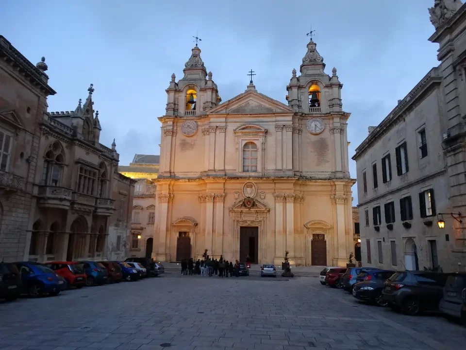 La facciata della Cattedrale di Mdina al tramonto.