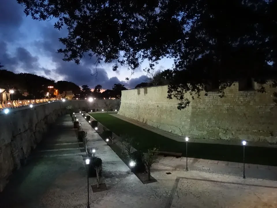 Vista notturna della muraglia di Mdina in Malta.