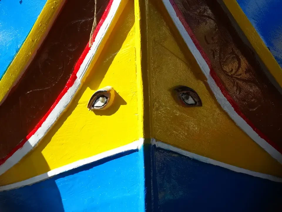 Dettaglio della pittura colorata di una barca maltese.