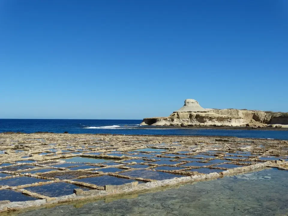 Una vista panoramica delle saline di Gozo e Marsalforn con la costa.