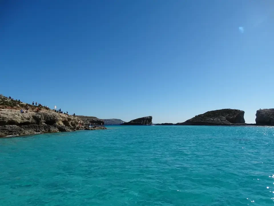 Una barca naviga verso Comino da Gozo in Malta.