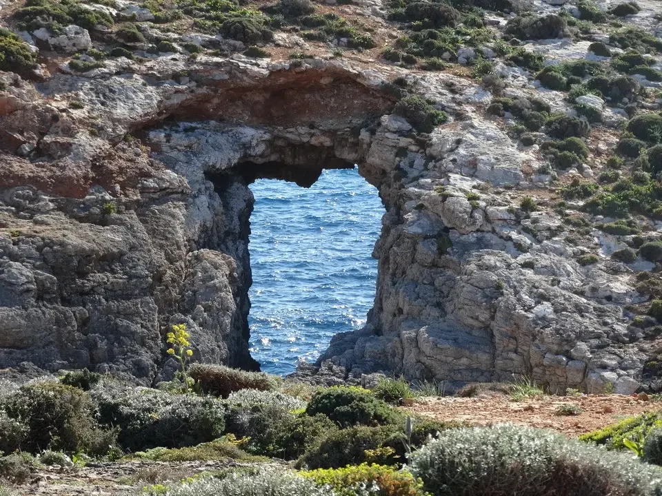 Una gola rocciosa conduce a una splendida laguna blu.