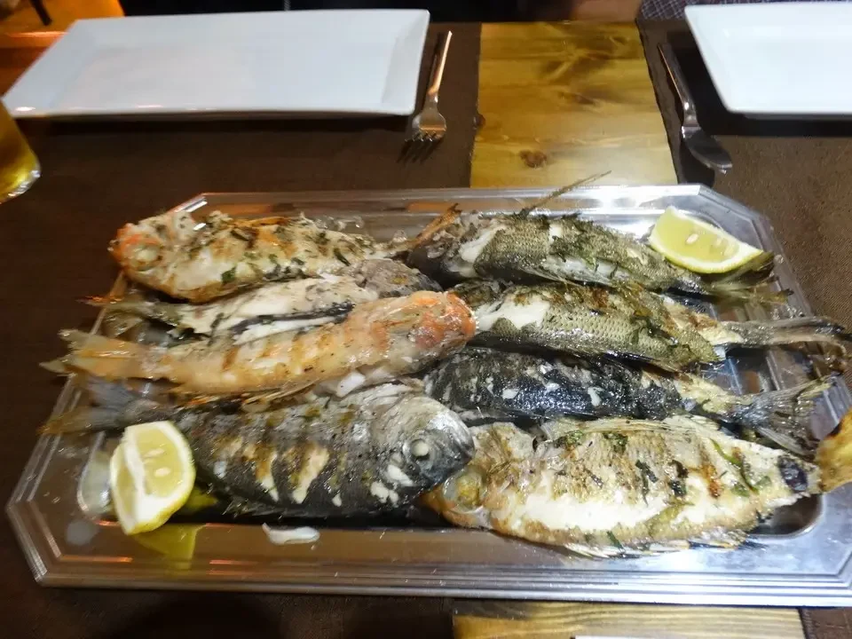 Pesce grigliato servito su un tavolo in Malta.