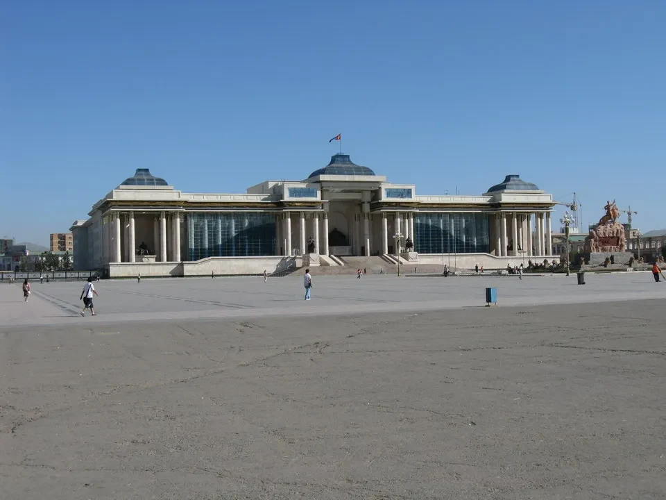 Il Parlamento mongolo si trova su una vasta piazza aperta.