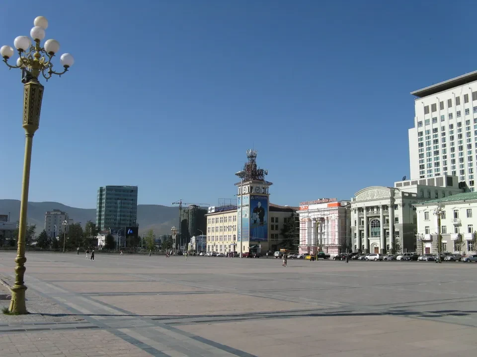 Una veduta ampia della Piazza Sukhbaatar a Ulaanbaia in Mongolia.