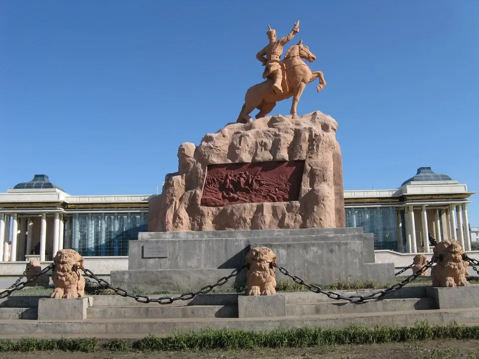 Statua equestre di Sukhbaatar con monumento Omonimo in Mongolia.
