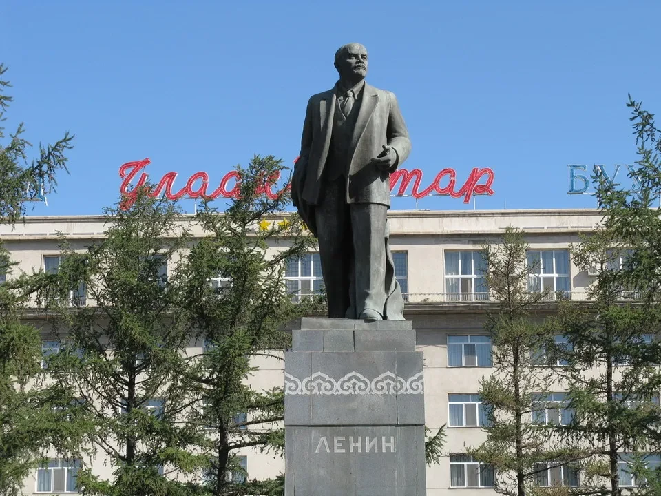 Statua di Lenin su un piedistallo davanti a un edificio in Mongolia.