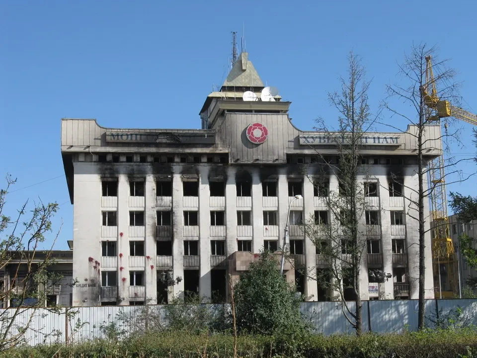 Edificio governativo in Mongolia con un tetto a gradoni visibile sotto il cielo azzurro.