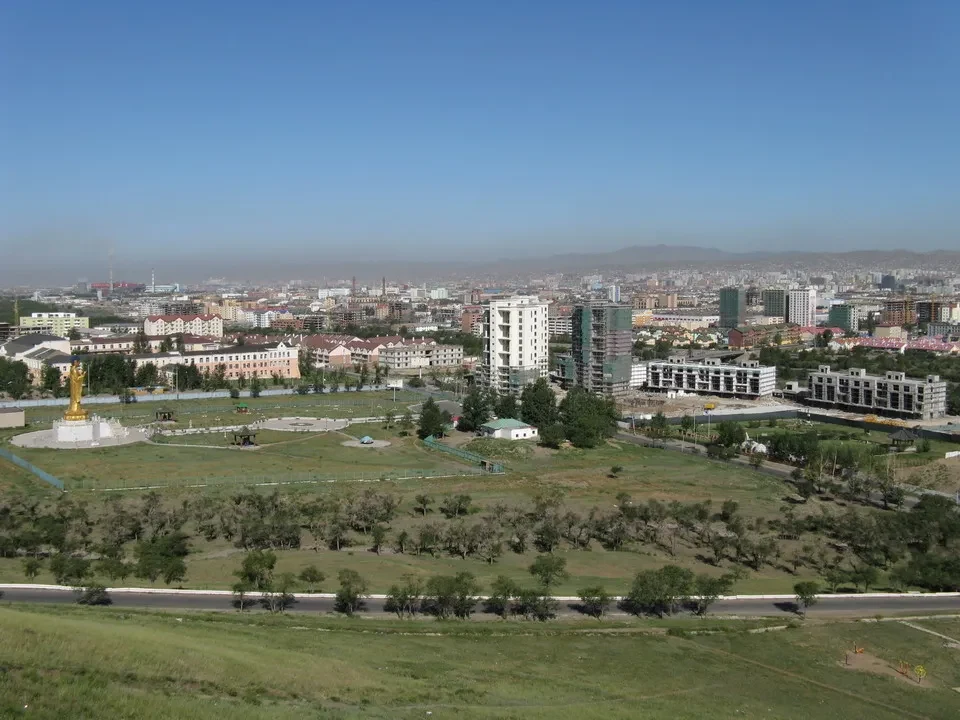 Vista panoramica di una città con un monumento buddista in primo piano.