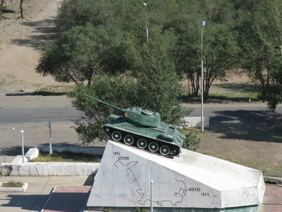 Un carro armato è esposto su un basamento commemorativo all'aperto.