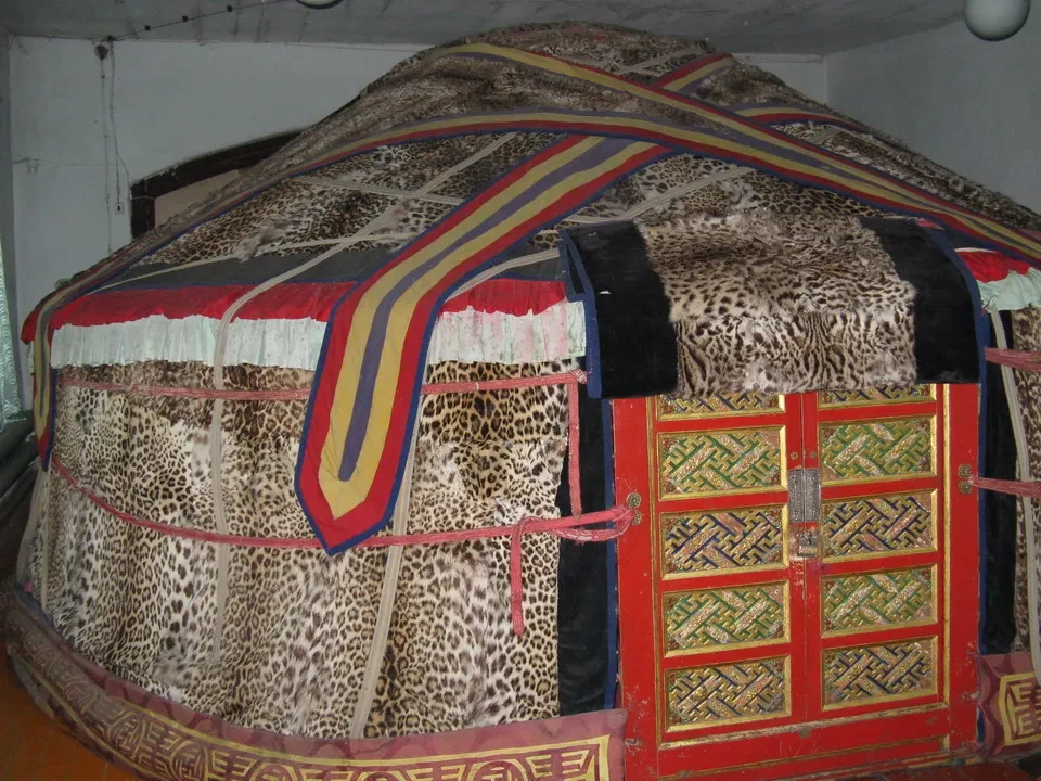 Tenda tradizionale mongola con motivi e colori vivaci.
