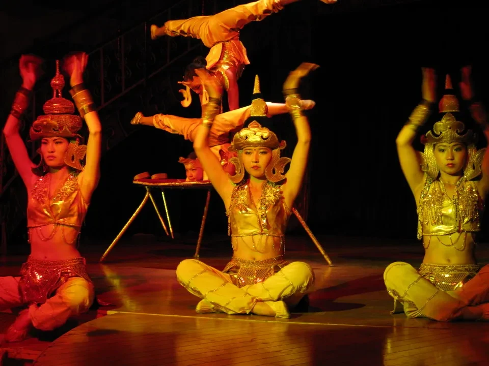 Danza tradizionale mongola con costumi dorati su un palco.