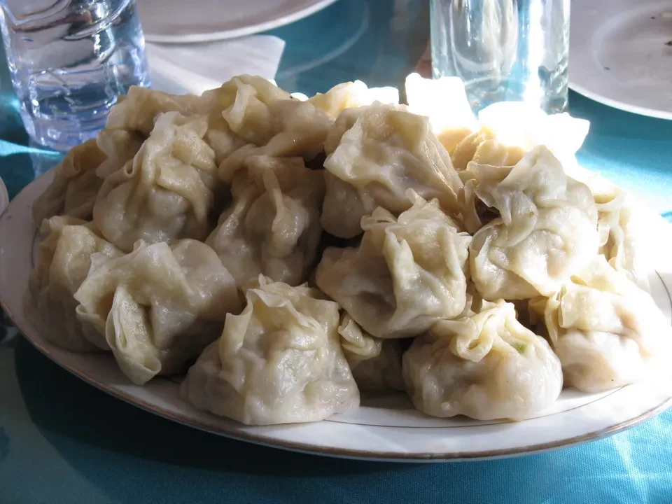Piatto di ravioli al vapore serviti in Mongolia.