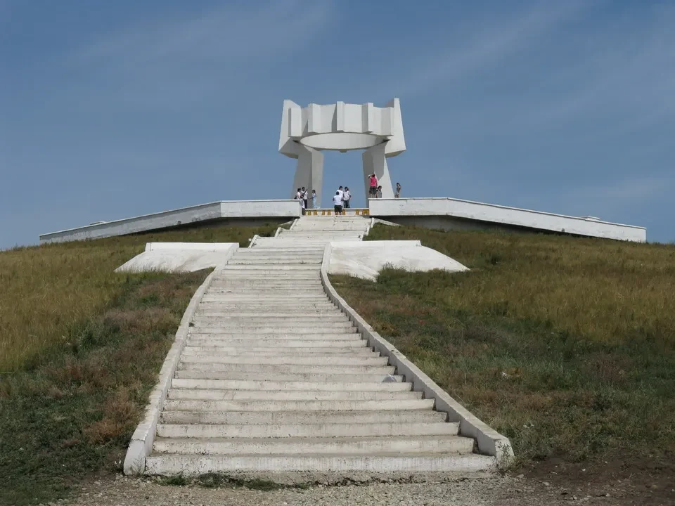 Una scalinata conduce a un monumento in Mongolia.