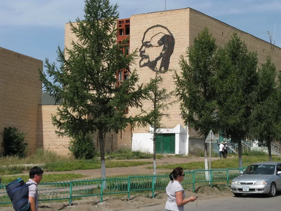 Murales di Lenin dipinti su un edificio in Mongolia.