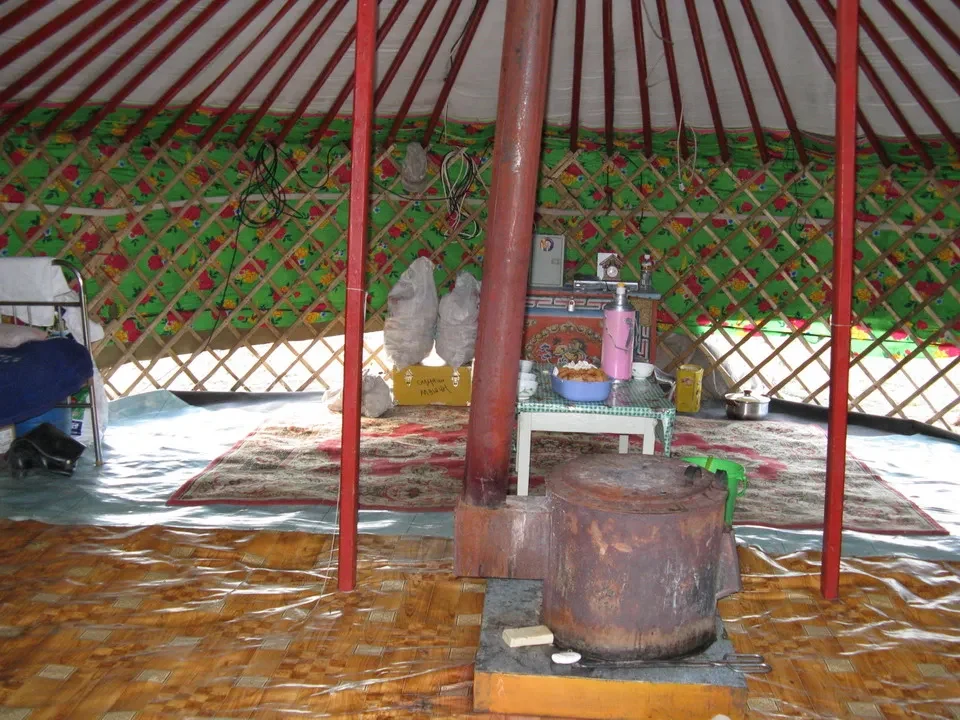 Interno di una tenda nomade in Mongolia con oggetti rituali e utensili.