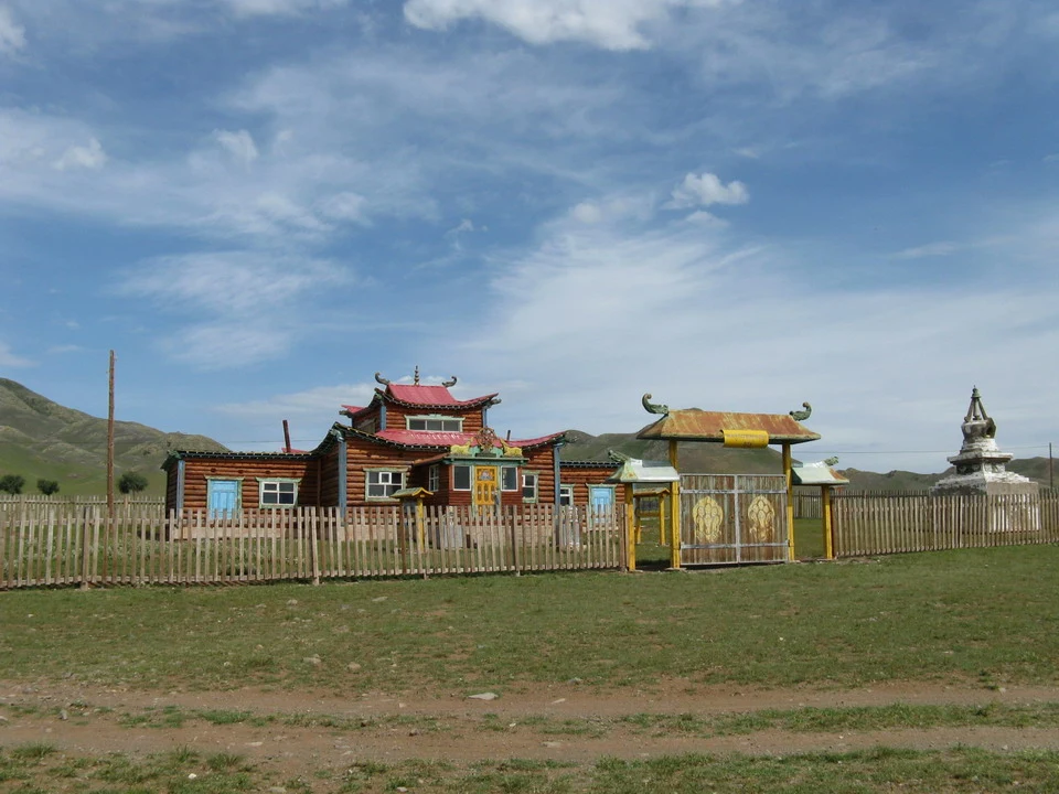 Un monastero tradizionale in Mongolia si staglia contro il cielo aperto.