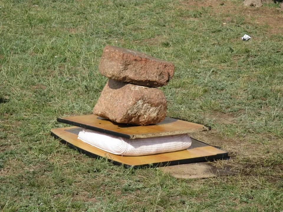 Massi di pietra impilati su una piattaforma all'aperto in Mongolia.