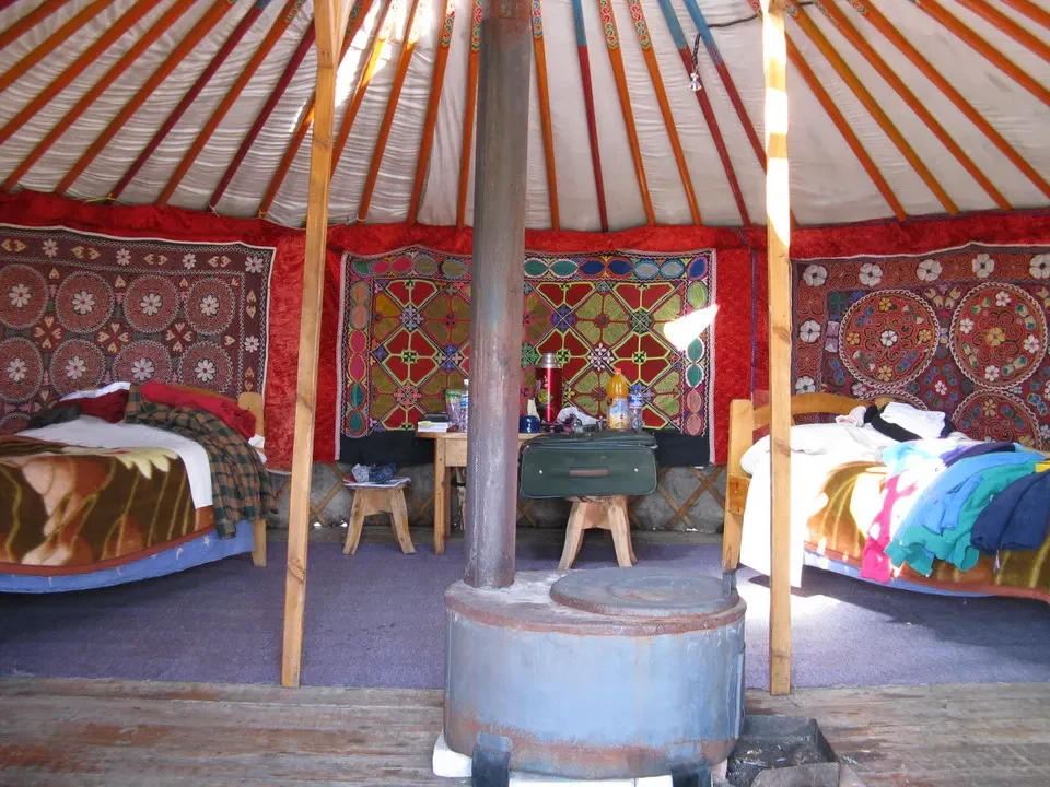 Interno di una tipica tenda mongola con letti e decorazioni tradizionali.