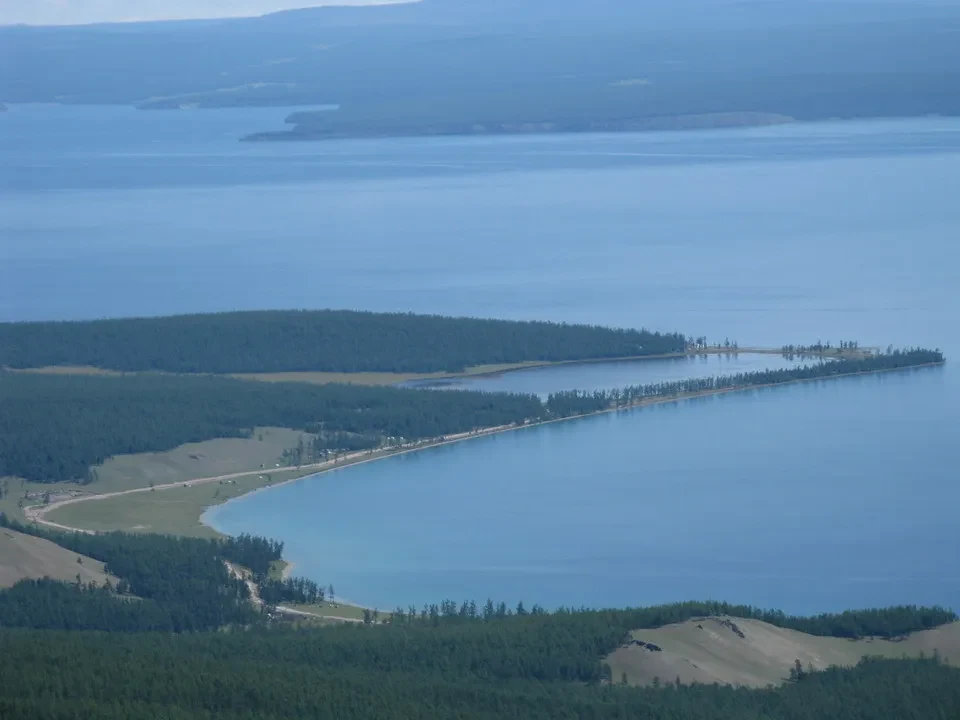 Paesaggio vasto del monte e del lago in Mongolia.