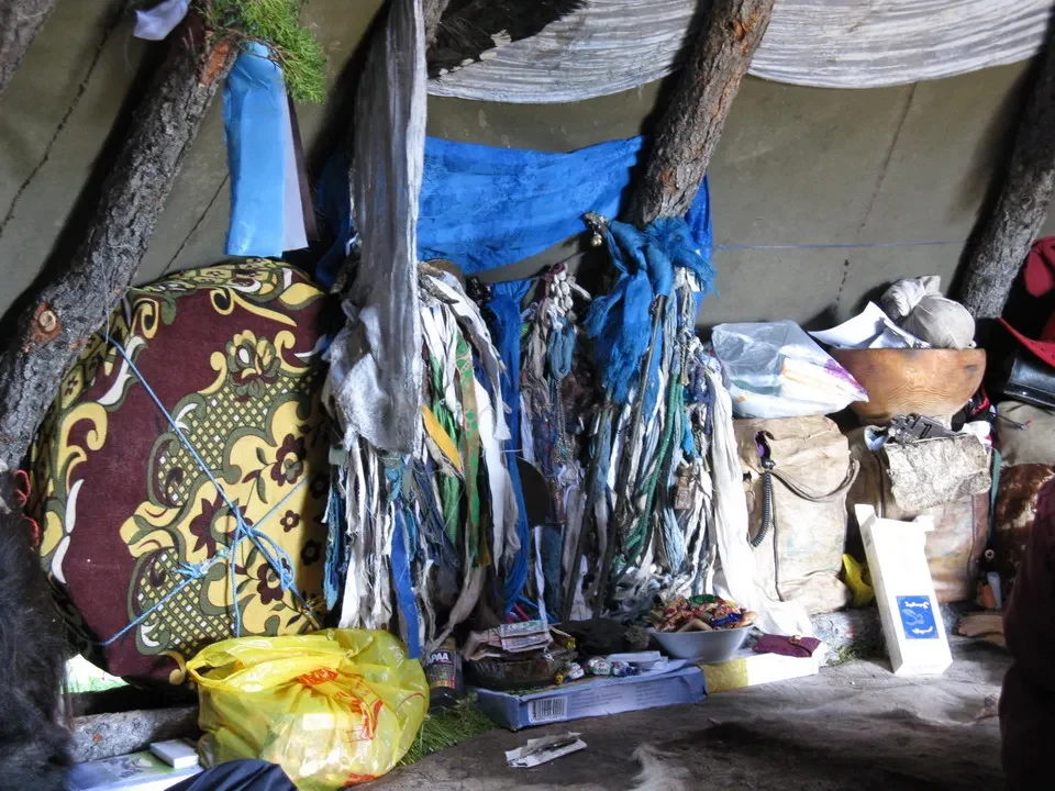Costumi sciamanici e pelli appesi all'interno di una tenda in Mongolia.