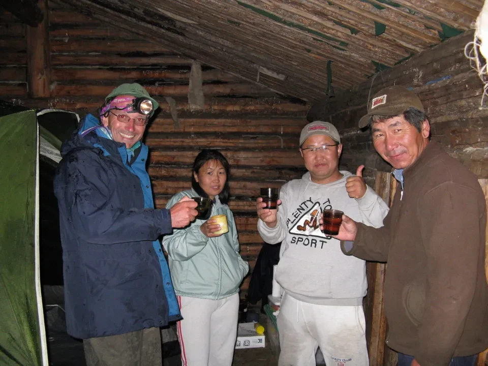 Gruppo di persone in un ristorante mongolo bevono vodka e digestivi.