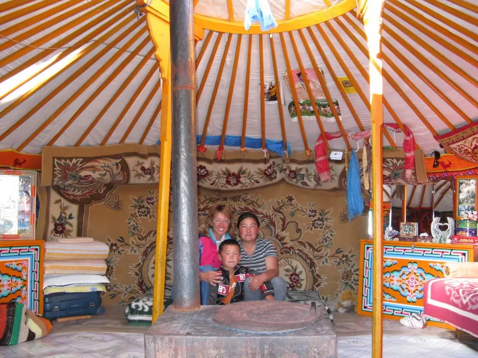 Due uomini sorridono all'interno di una tenda tradizionale mongola sul lago Khuvsgul.