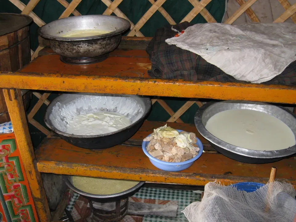 Formaggio di yak in ciotole su una mensola rustica.