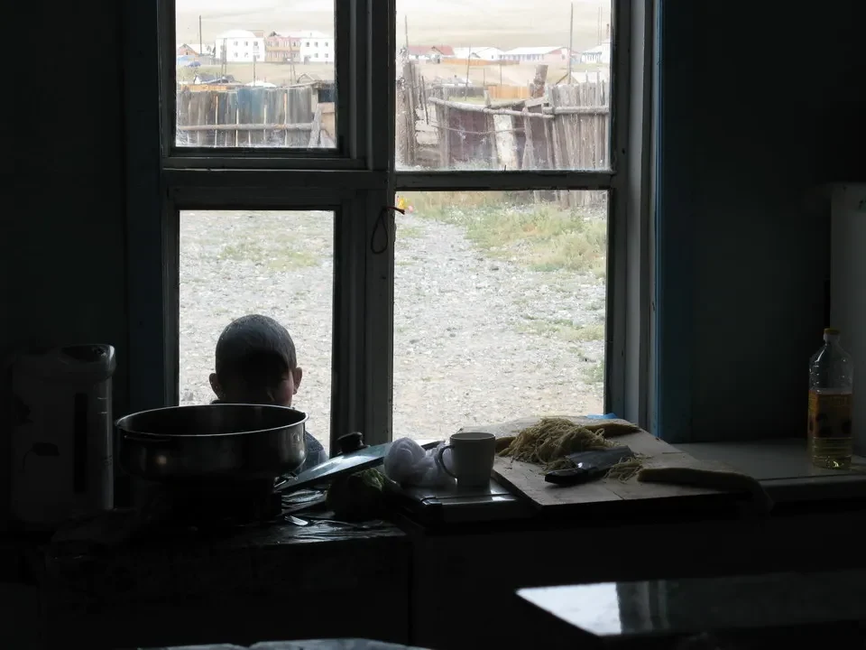 Vista dall'interno di un ristorante in Mongolia con una vista sul paesaggio esterno.