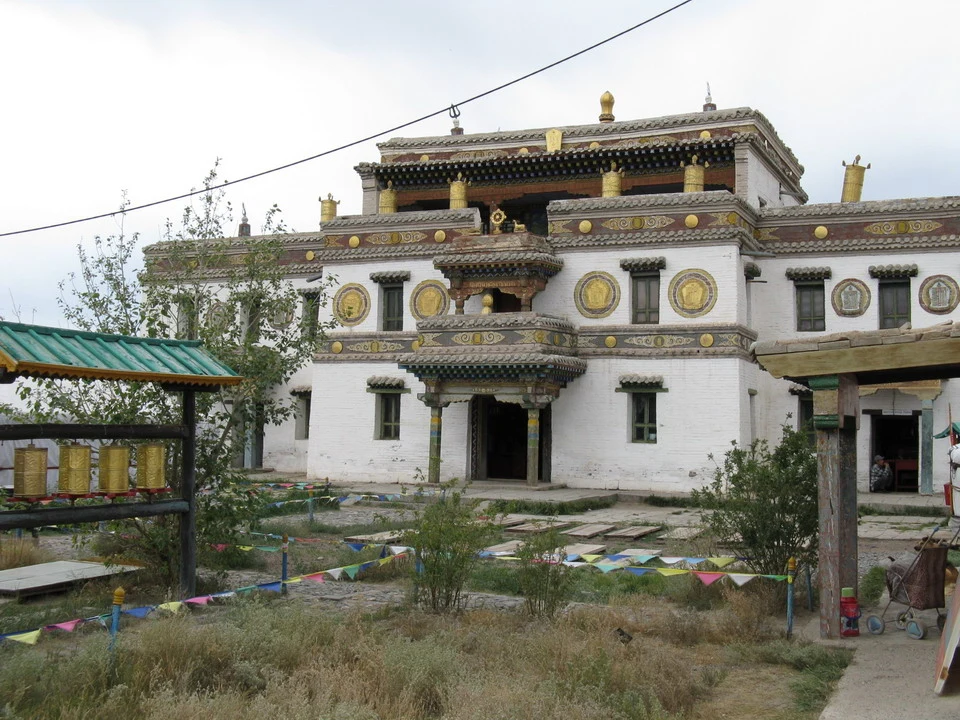 Un monastero tibetano in Mongolia con mura bianche e decorazioni dorate.