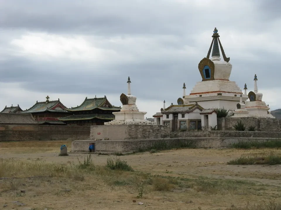 Stupa dorata e strutture religiose si trovano nel paesaggio mongolo.