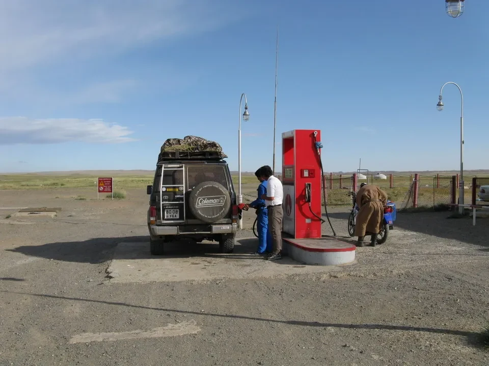 Un camion con una pompa per carburante è parcheggiato in un'area aperta in Mongolia.