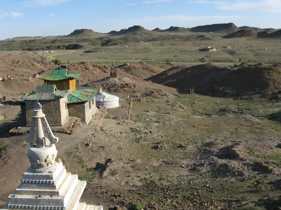 Vista panoramica di un monastero in Mongolia con paesaggi ondulati.