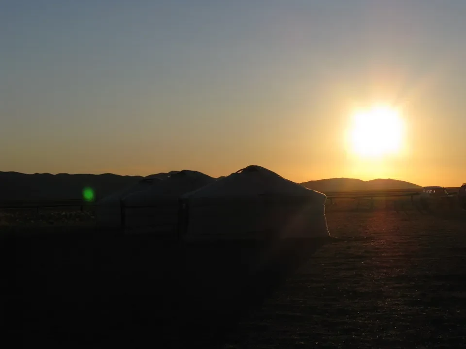 Ger mongole in controluce al tramonto nel deserto del Gobi.
