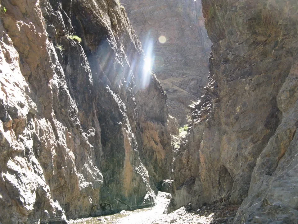 Un profondo canyon roccioso attraversa un paesaggio montano in Mongolia.