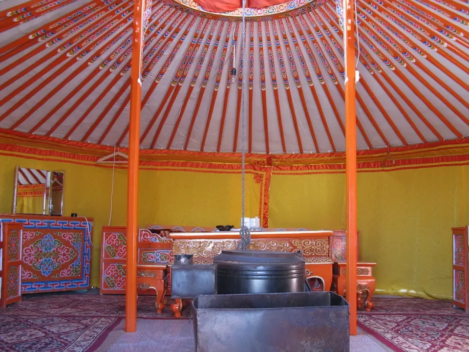 Interno di una tenda tradizionale mongola decorata con motivi vivaci.
