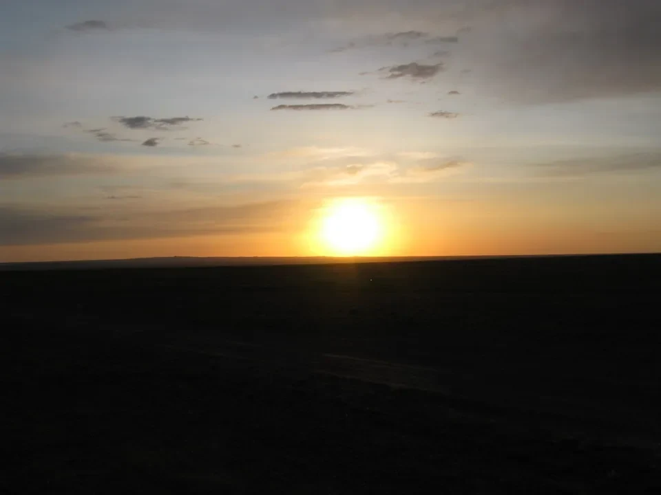 Tramonto spettacolare su un vasto paesaggio mongolo.