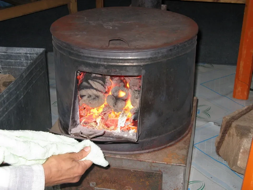 A fuoco vivo all'interno di un forno in metallo.