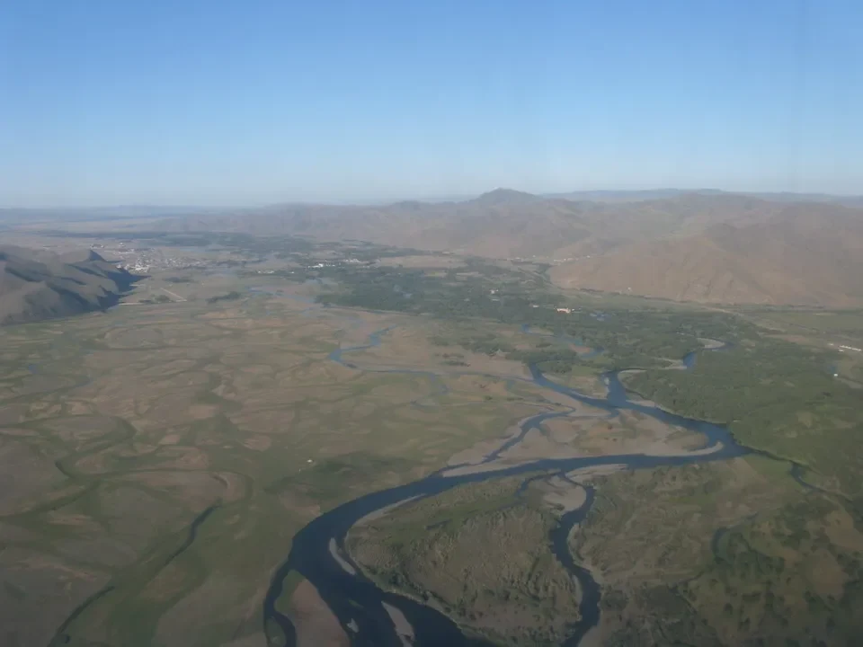 Un fiume sinuoso attraversa il vasto paesaggio mongolo.