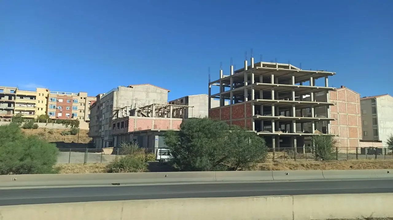 Edificio in costruzione con vista su una strada aperta in Algeria.