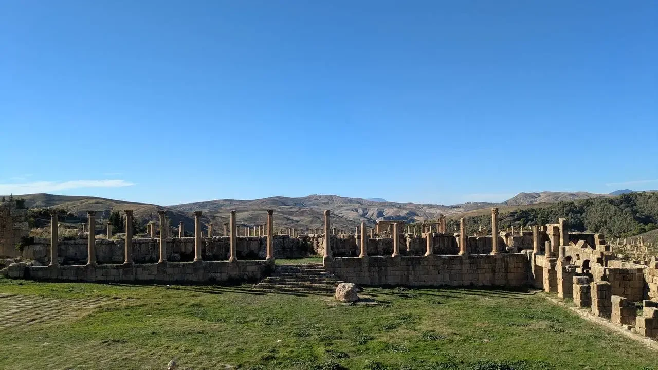 Le rovine romane di Djemila in Algeria si estendono su un paesaggio collinare.