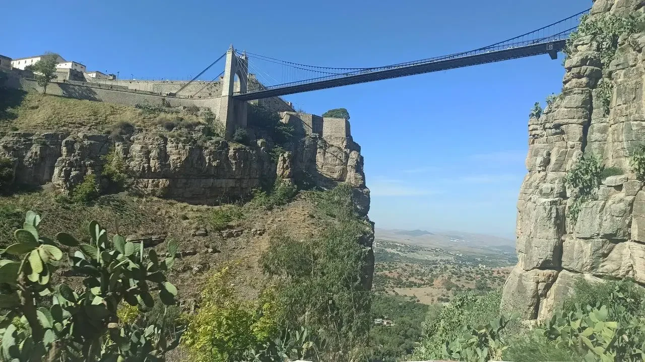 Un lungo ponte attraversa una profonda gola rocciosa in Algeria.