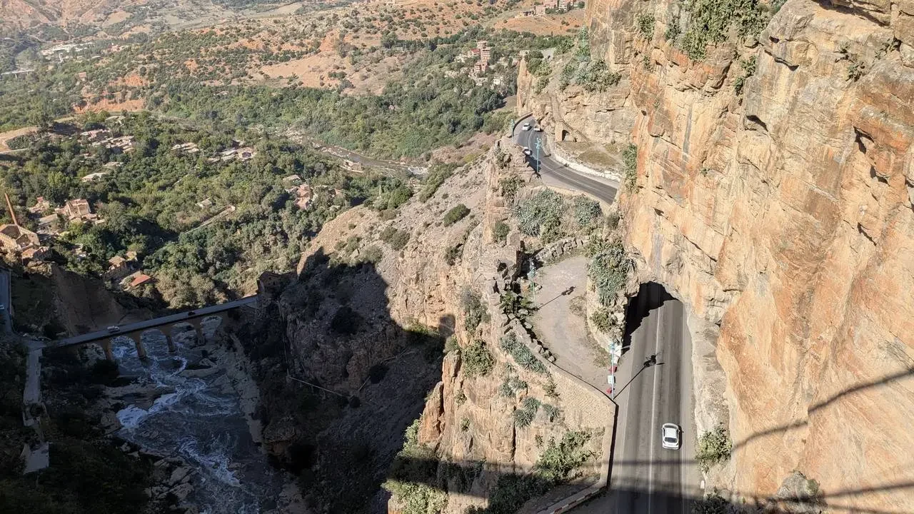 Paesaggio panoramico di una strada che costeggia una gola rocciosa in Algeria.