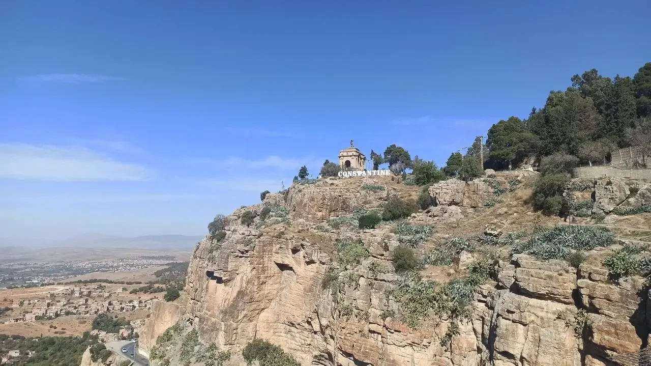 Vista panoramica della città di Constantine dalla cima di una scogliera in Algeria.