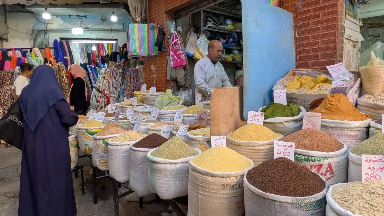 Una galleria di prodotti alimentari e tessuti in un negozio in Algeria.