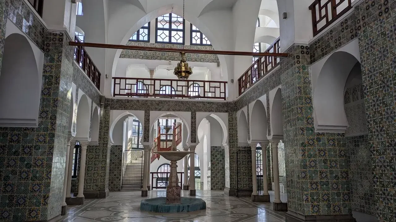 Interni sontu di un edificio storico in Algeria con archi e decorazioni in mosaico.
