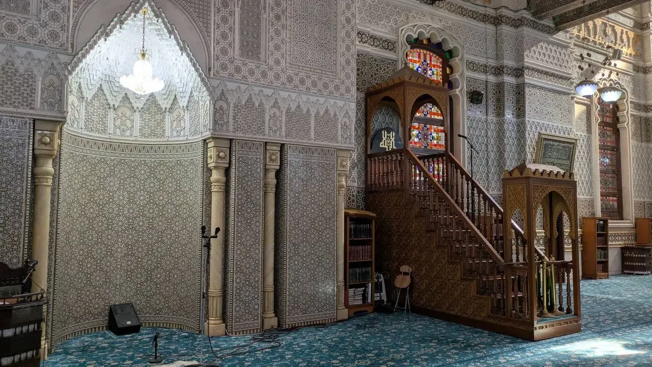Interno decorato di una moschea storica in Algeria con dettagli architettonici elaborati.